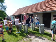 Společné odpoledne rodičů a dětí - natírání popelnic